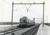 155001 Afbeelding van een electrisch treinstel mat. 1946 van de N.S. langs het pas gebouwde perron van het N.S.-station ...